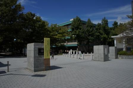大学校門